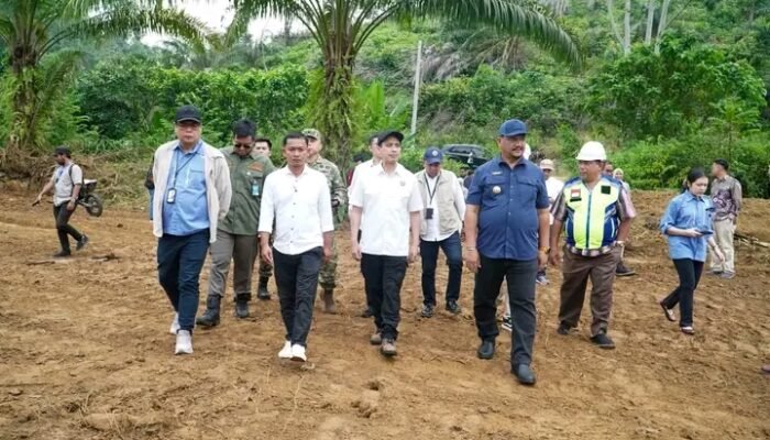 Bupati Aceh Tamiang Dampingi Deputi Kemenko Infrastruktur Tinjau Huntap, Huntara, dan Jembatan Perintis di Sekerak