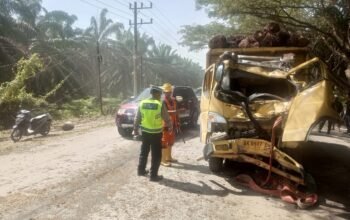 Dua Unit Truck Terlibat Lakalantas, Unit Gakkum bersama Polsek Kejuruan Muda Gatur Lalin Dan Olah TKP