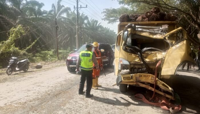 Dua Unit Truck Terlibat Lakalantas, Unit Gakkum bersama Polsek Kejuruan Muda Gatur Lalin Dan Olah TKP