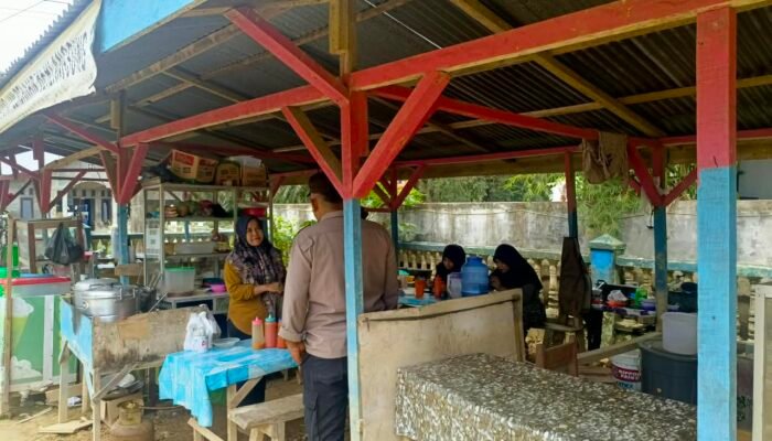 Sambang Warga, Bhabinkamtibmas Polsek Bendahara Ajak Warga Jaga Situasi Kamtibmas Tetap Kondusif