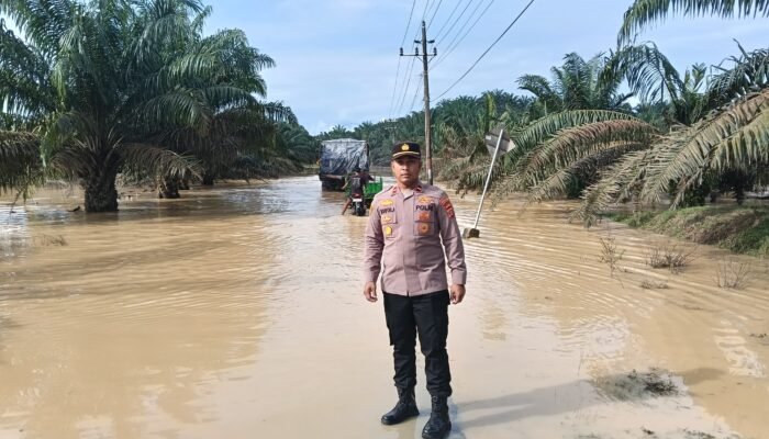 Kapolsek tenggulun IPDA Muhammad saifoel Azhari s.h intensifkan pemantauan banjir,akses jalan semadam- tenggulun Tamiang hulu terputus