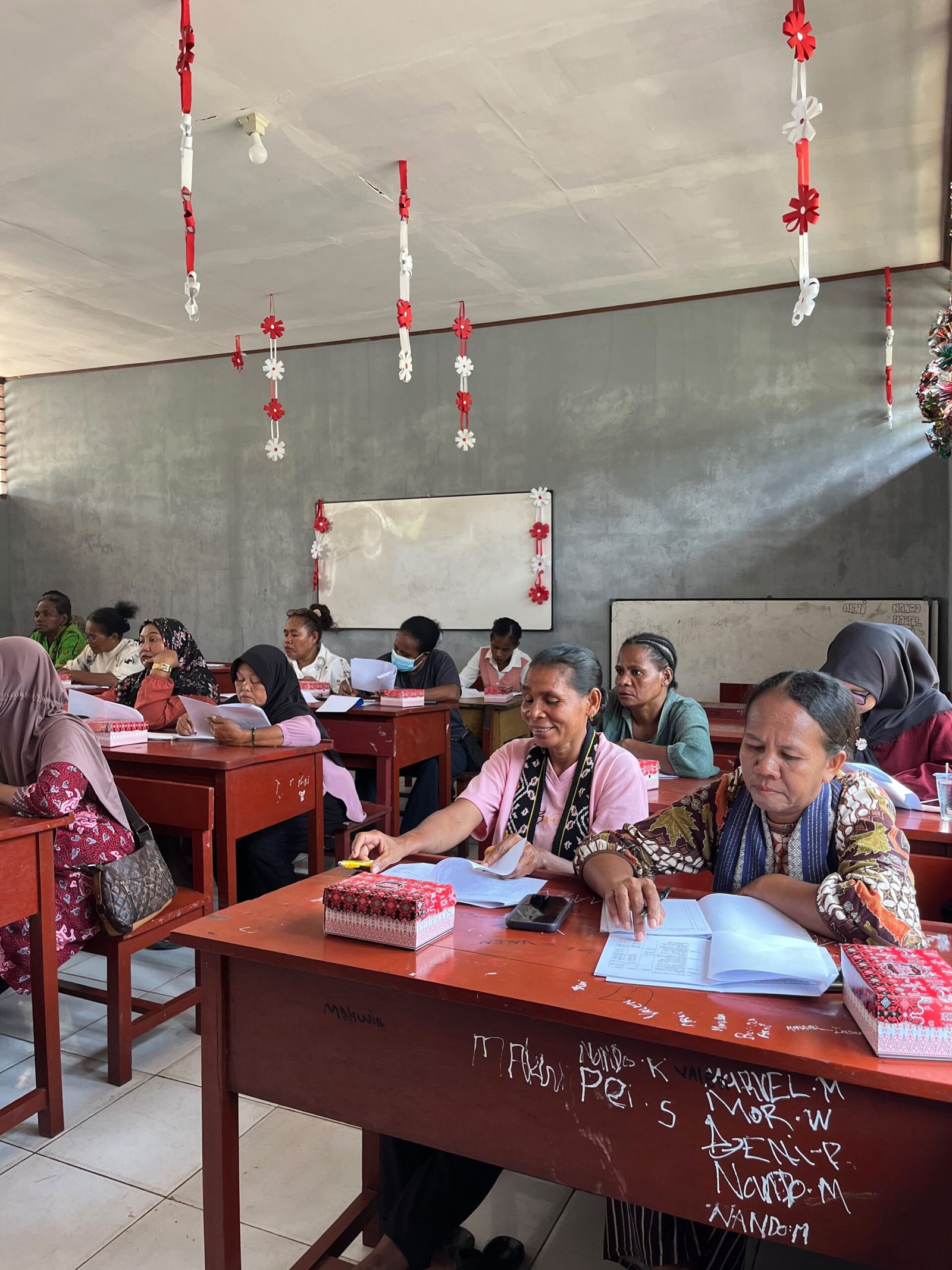 Perkuat Kapasitas Pelaku Usaha, Tim 17 Ekspedisi Patriot Universitas Brawijaya Gelar Pelatihan Standarisasi Produk dan Pembukuan UMKM di Klamono, Kabupaten Sorong, Provinsi Papua Barat Daya.