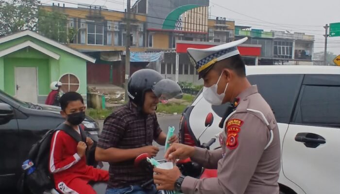 Peduli Kesehatan dan Keselamatan Pengguna Jalan, Satlantas Polres Aceh Tamiang Bagikan Masker dan Edukasi Bahaya Kabut Asap