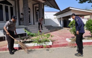 Si Humas Polres Aceh Tamiang Gelar Bakti Sosial Membersihkan Tempat Ibadah Menyambut Hari Jadi Humas Ke 75