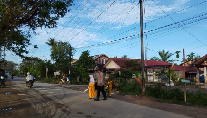 Polri Hadir untuk Masyarakat, Polsek Rantau Pastikan Arus Lalu Lintas Depan SDN 1 Alur Cucur Aman