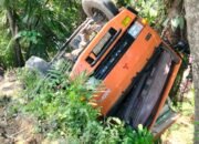 Truk Fuso Bermuatan Batu Terjun ke Jurang di Bukit Seumadam, Polsek Kejuruan Muda Bergerak Cepat