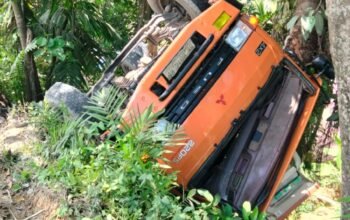 Truk Fuso Bermuatan Batu Terjun ke Jurang di Bukit Seumadam, Polsek Kejuruan Muda Bergerak Cepat