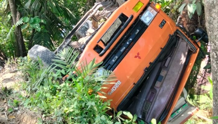 Truk Fuso Bermuatan Batu Terjun ke Jurang di Bukit Seumadam, Polsek Kejuruan Muda Bergerak Cepat