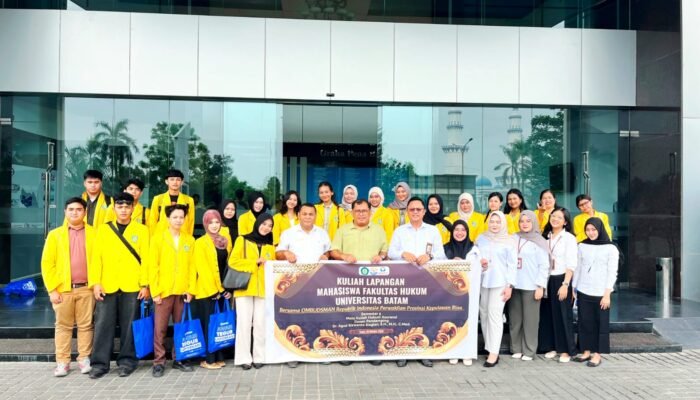 Dr. Agus Siagian, S.H., M.H., C.Med., dan Kepala Perwakilan Ombudsman RI Provinsi Kepulauan Riau, Dr. Lagat Patar Paroha Siadari, S.E., M.H. beserta mahasiswa/i